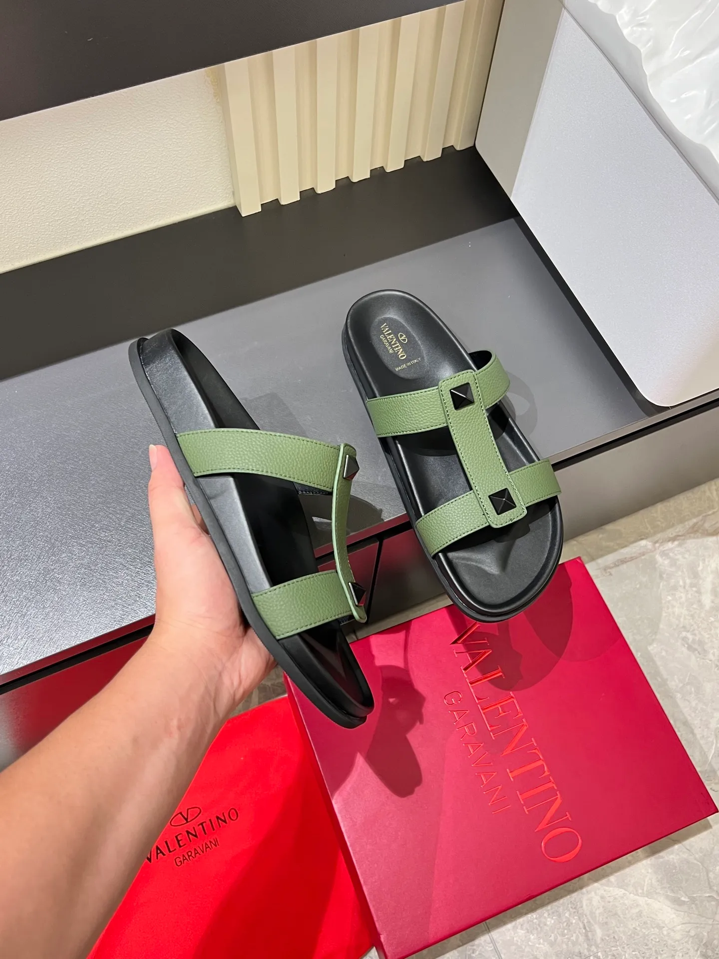 Men's shoes 💰p300 VALENTINO Men's 🧍‍♂️ Spring and summer new style metal logo flat slippers, elegant sandals, the same style worn by celebrities, original molding, imported calfskin. Rubber outsole. Soft and durable, full set of counter packaging size: 39-44 (.45.46 customized)